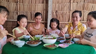 Được Mớ Cá Tươi Đem Về Tặng Má Cùng Gia Đình Anh Chị Em Làm Vài Món Ăn Lấy Thảo| TKQ & Family T777