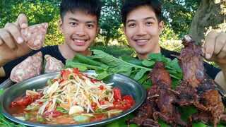 ส้มตำโคตรอร่อย กินกับหนูนาย่างหอมๆ พร้อมแหนมหมูตุ้มใหญ่ๆ