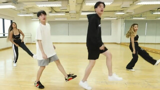 【OFFGUN】เวอร์ชั่นเต็มของห้องซ้อมเต้น น่ารักจนจับไม่ได้เลยใช่ไหม? ลองใส่กางเกงขาสั้นแล้วเต้นดูสิ~