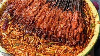 Daging babi panggang dengan zheergen yang dijual di jalan seharga 1 yuan per tusuk adalah teh sore b