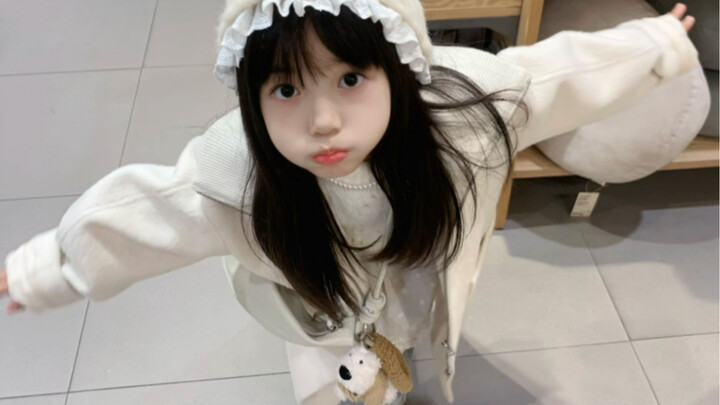 ลูกสาวแต่งตัวด้วยโทนสีขาวด้วยตัวเอง!