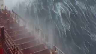 你这还敢当水手吗？看见这种风暴脊柱发凉，哭爹喊娘