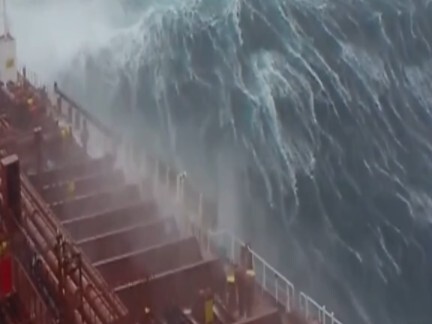 你这还敢当水手吗？看见这种风暴脊柱发凉，哭爹喊娘