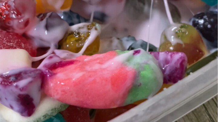 ماذا؟ يمكن استخدام حلوى الفواكه لصنع سلطة الفواكه أيضًا!