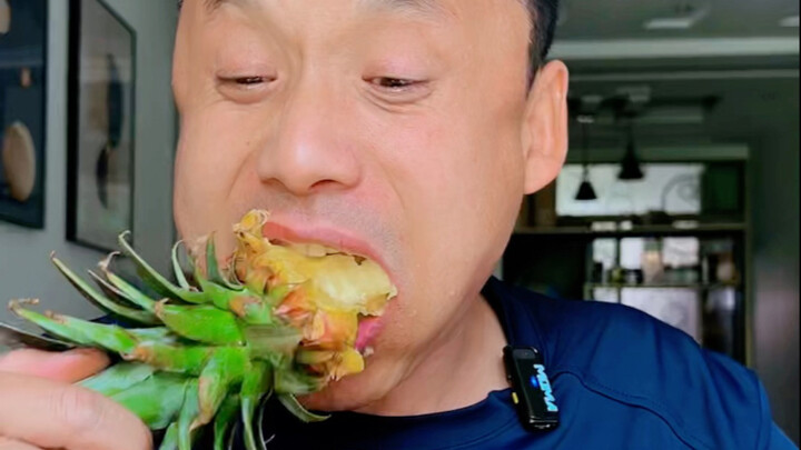 Thử thách ăn dứa cả vỏ