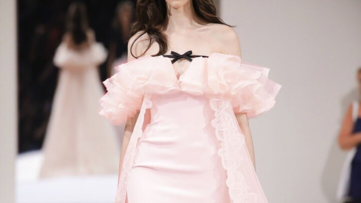 On the battlefield of fashion, I’m striding toward you in pink “military attire”~