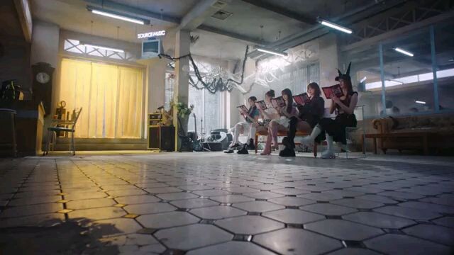 Le sserafim "Different" M/V