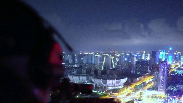 Đêm đen ban cho tôi đôi mắt đen, nhưng tôi dùng chúng để tìm kiếm ánh sáng.