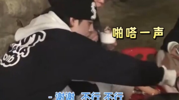 Melihat Choi Seungcheol menumpahkan sumpit, Choi Hanseul pun ikut-ikutan menirunya. Pak Luo: SEVENTE