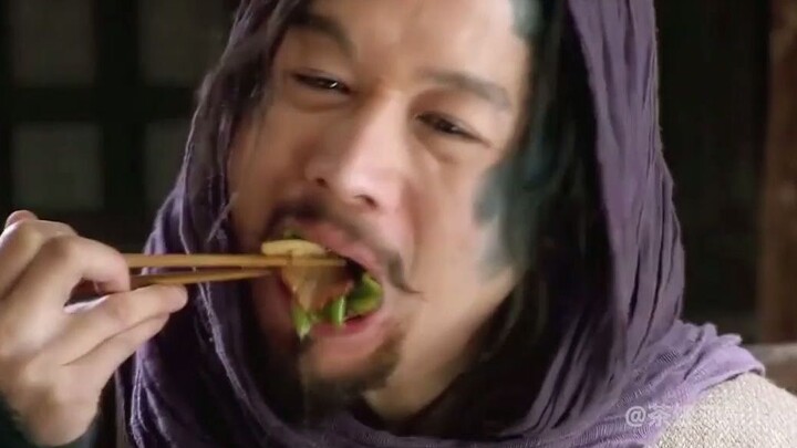 فطيرة مشوية شهية مع لحم بقري متبل، أكلها يانغ تشي بنهم وشراهة، لكنه بعد الانتهاء لم يرغب في دفع الثم