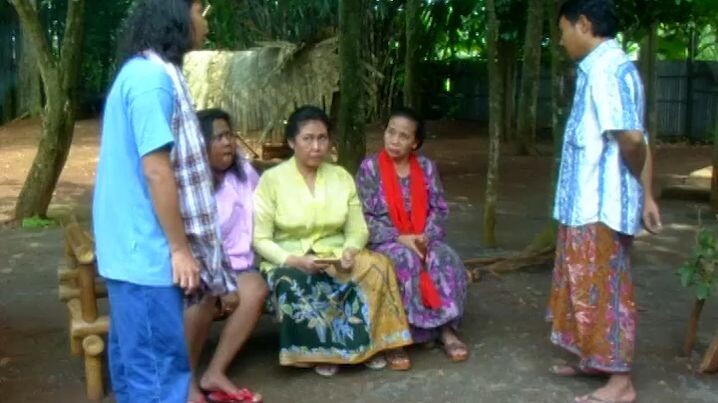 Mas Karyo lagi sedih mo becere Ama bininye dikampung