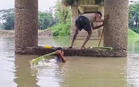 ลุงเล่นเกมตีตุ่น คุณฉลาดจริงๆ เลย สุดท้ายก็ลงน้ำไป 😊😊😊