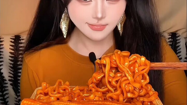 Đĩa sốt Đa Đa chỉ đủ cho hai miếng thôi～