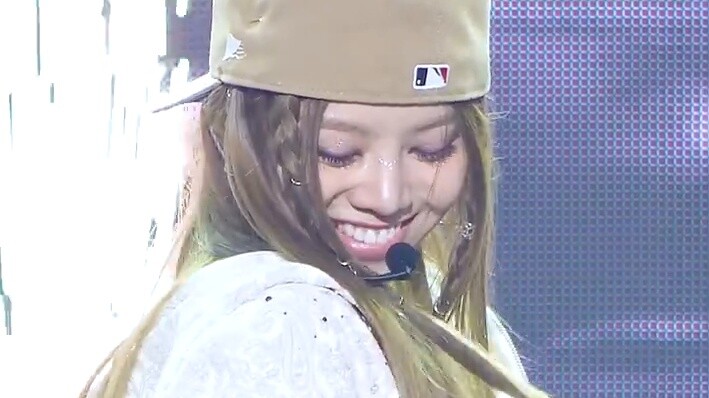 【بايلي شياو بي】 فيديو مباشر｜250712 'FAMOUS' مسرح غنائي في حفل موسيقي 4K