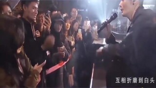 李荣浩：兄弟忘词了，你先撑一会！粉丝：知道，安排！