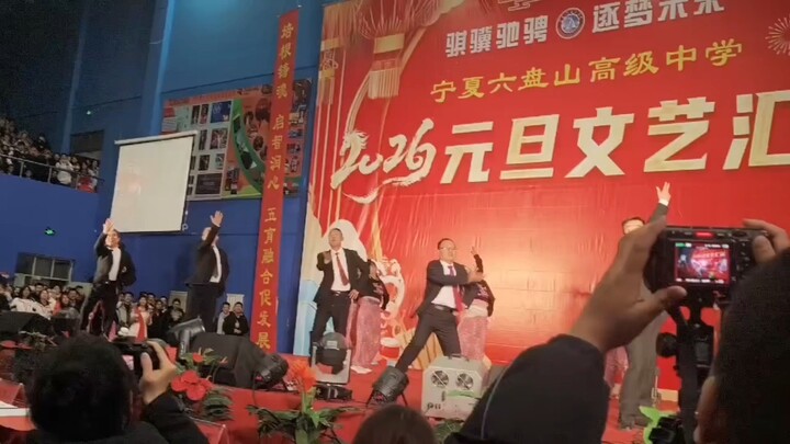 Giám thị khối chúng ta đã nhảy điệu Đao Mã trong đêm hội mừng Năm Mới cho chúng ta.