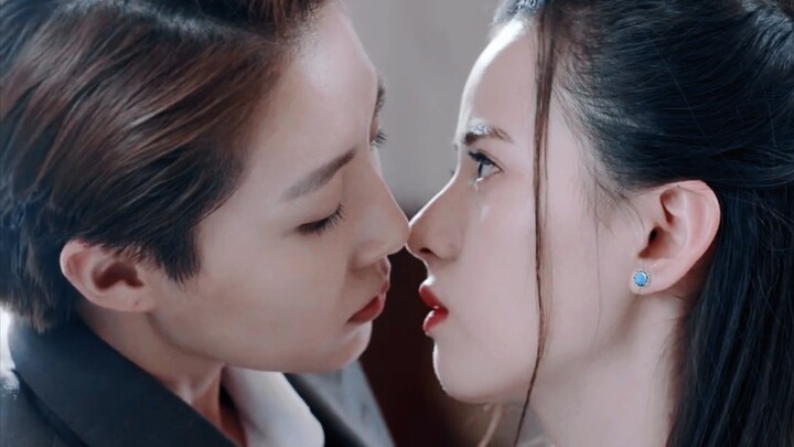 Nụ hôn của nữ diễn viên và cô gái giả trai|<Hai Linh Hồn Trong Một>