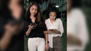 มนเจบจนขาดใจอยตรงหนาเธอ