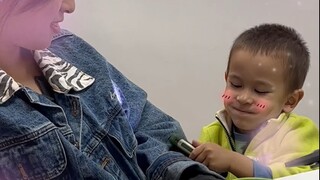 Zhang Nalite Flirts with a Beautiful Young Lady Using a Basic Feature Phone