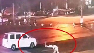 سقطت الفتاة وألقت اللوم على الصبي الذي كان قد ذهب إلى المنزل بالفعل