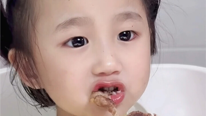 حتى آذان الخنزير تحب أكلها