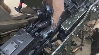 Thao tác này thật điêu luyện, cú đánh đó cảm giác như đã nhập tâm hoàn toàn.