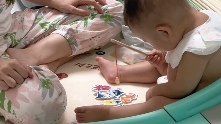 Look closely, it’s just playing a game #humanbaby#