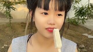 عندما كنت في المدرسة، كنت أشتري كيسًا من الأيس كريم وأعطي يويوي نصفه 🥰