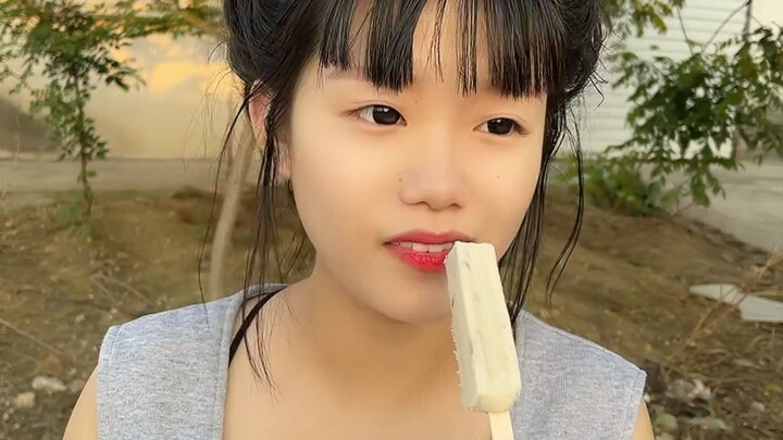 ตอนไปโรงเรียน ฉันซื้อไอศกรีมหนึ่งถุงก็แบ่งให้เยวี่ยวี่หนึ่งอัน🥰