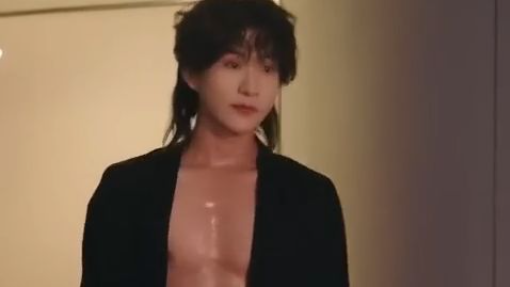 Dia meninggalkan tunangan brengsek itu, lalu tidur dengan CEO berkuasa