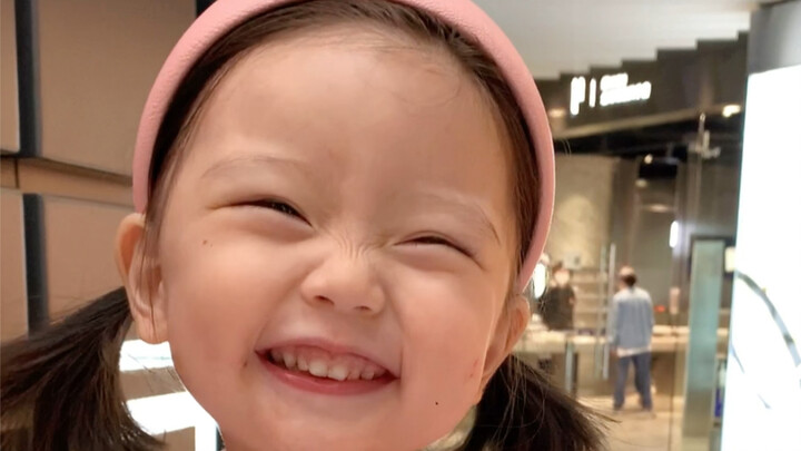 Bé Thủy: Hôm nay mẹ đưa mình đi học một tiết tiếng Anh, nhưng cô bảo mình còn nhỏ quá nên không nhận