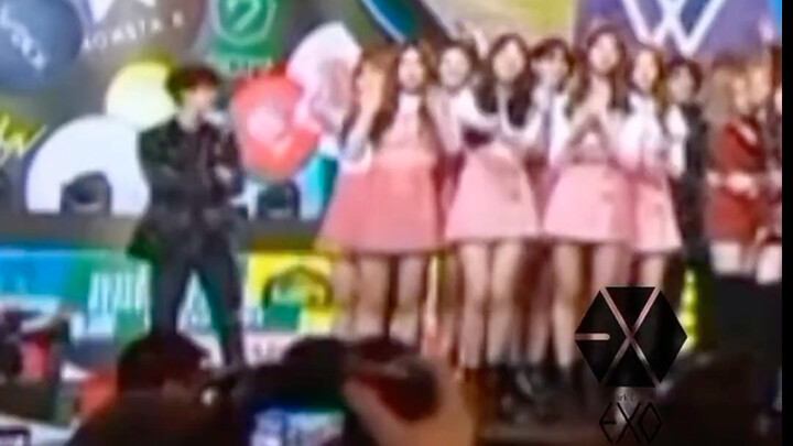 Đây là tại lễ hội ca khúc lớn năm 2017. Sau khi một thành viên của SEVENTEEN bị ngã, Baekhyun và Seh
