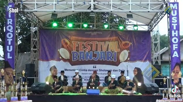 jangan lihat kekurangan nya di dekat dengan Allah dan rasul-nya.