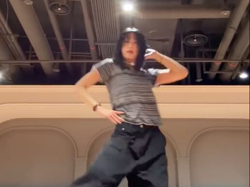 The dance “cha” was severely throttled after being maliciously reported—when I saw Yaxian on her kne