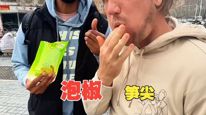 Măng nhọn ngâm ớt có khiến người nước ngoài nghiện không?