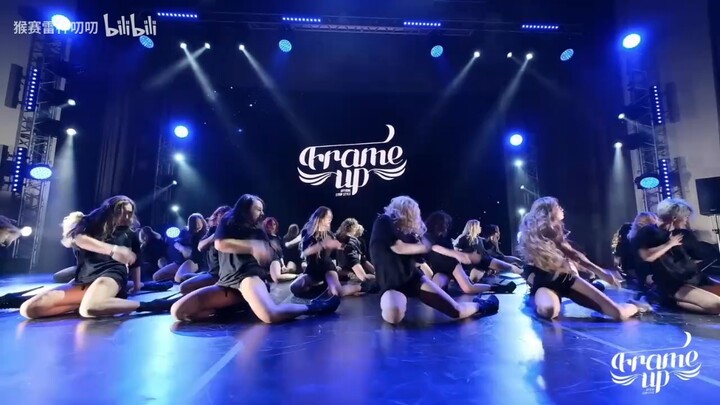 The Whole City Is Awash in Big White Flowers: Russian Beauties Show Off Together