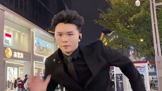 秋雅永不过时，自信永不凋零，微信运动几万步，实则一路原地跑。左鞋损耗百分百，右鞋完好如新初。