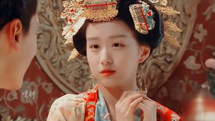 หน้าพระเอกหญิงในนิยายโบราณก็ต้องแบบนี้แหละ ใบหน้าใสเด็กๆ ละเอียดอ่อนสุดๆ นางเหมาะกับชุดโบราณสุดๆ เลย