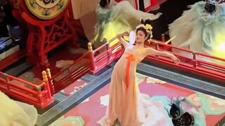 风吹仙袂飘飖举，犹似霓裳羽衣舞。