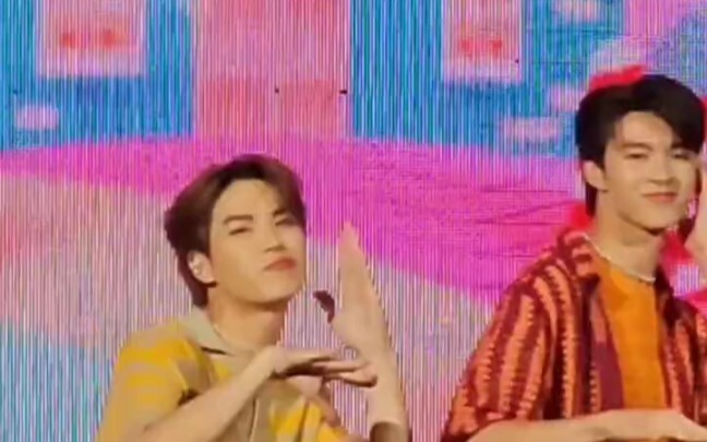 Có một chiếc LP biết nhảy múa, phải chăng chú Trà đang yêu thầm à