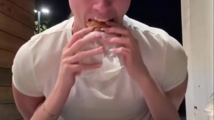 ใช้มือแฟนสาวแทนมือตัวเองชิมเบอร์เกอร์แล้วรู้สึกแบบนี้...