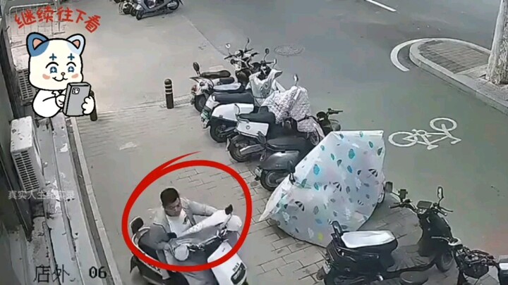 Chàng trai và ông lão chỉ vừa mới đỗ xe cạnh nhau, ai ngờ khi hai người quay lại đều phải ngỡ ngàng 