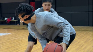 With his foot injury healed, Master Wang and Lai Yiye face off in a one-on-one match! Their defensiv