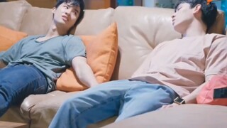 Tidak ada ruang untuk dua orang muda? Sofa dimulai, ayah yang berpikiran terbuka membantu, suasanany