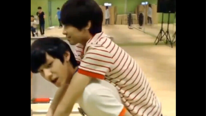 【Minwoo】Ada orang yang tiba-tiba muncul kucing di punggungnya padahal tidak ada apa-apa.