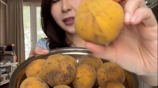 Buah Kecapi , jarang nemu kalau di supermarket dan toko buah … di Jakarta sudah langka juga … mirip