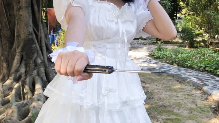 When a female classmate suddenly suggested to me that she help me film a video of herself playing wi