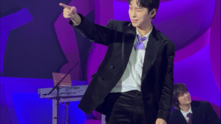 رقصة الرقص في الفرقة تعود لتقديم أغنية «Blue Valentine» مرة أخرى!