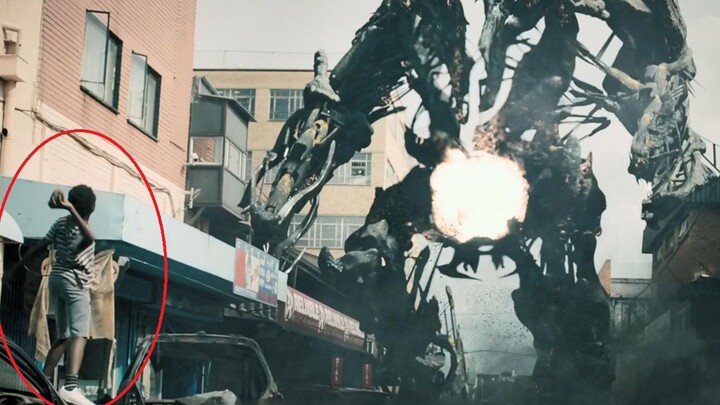 Alien Armies Invade the Globe, Africa Becomes the Last Bastion: Africans Fight Mechs with Stones [Sc