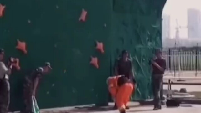Pahlawan super yang mampu berlari di atap dan menempel di dinding.